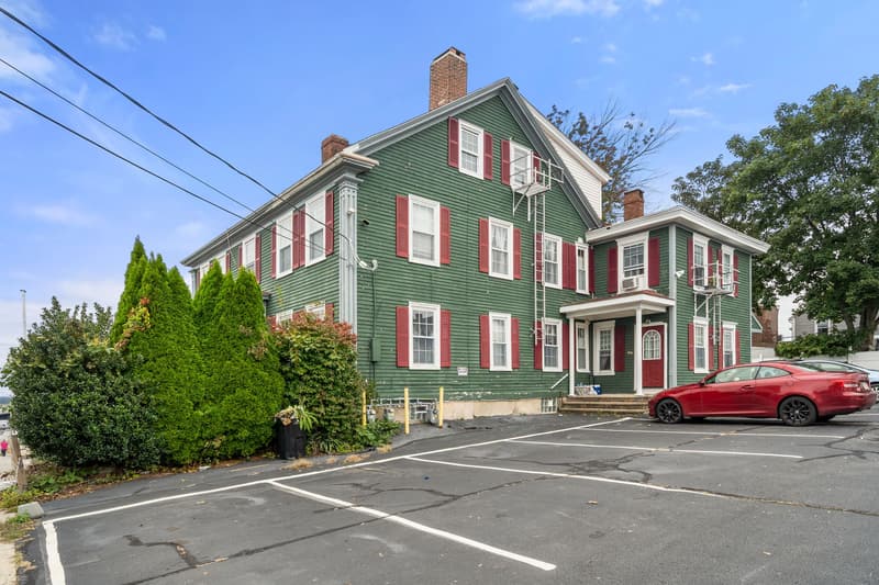 270 Bank Street seen from the adjoining parking lot