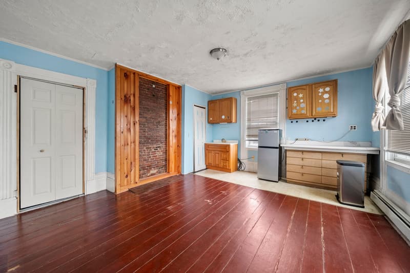 270 Bank Street, room with hardwood floor