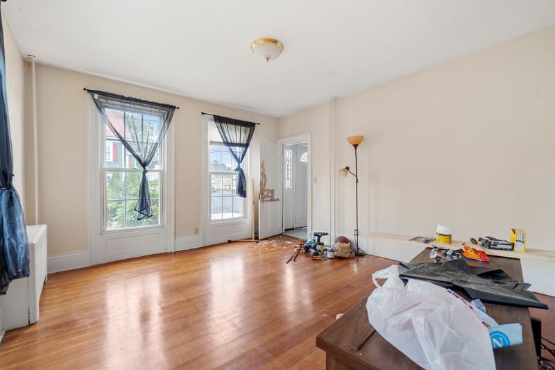 275 Bank Street, bright living room