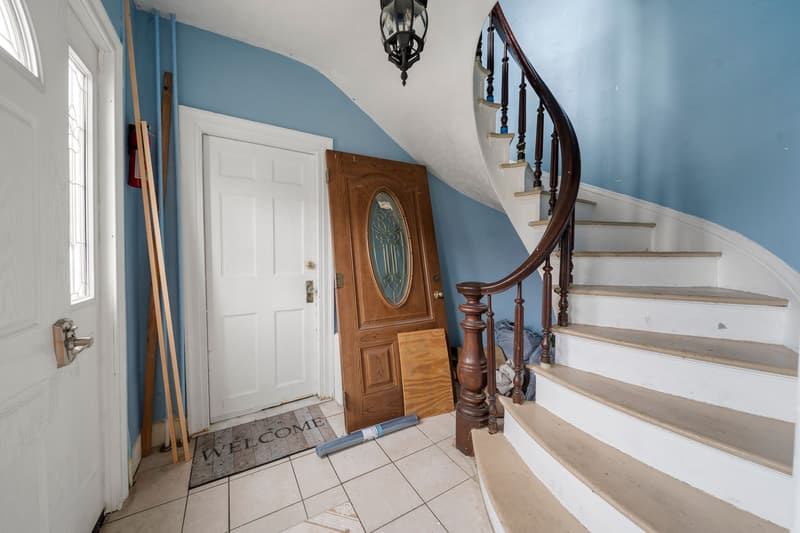 275 Bank Street, curved staircase